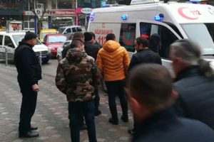 Liselilerin kavgasını ayırmak istedi sonrası korkun&ccedil;
