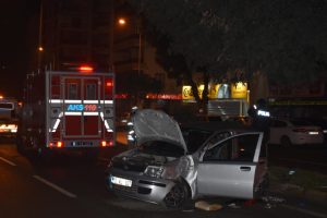 Otomobil, elektrik direğine &ccedil;arptı: 1 &ouml;l&uuml;, 2 yaralı