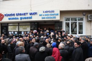 Bursa'da hacı adayları kayıt i&ccedil;in uzun kuyruklar oluşturdu