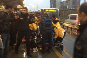 Metrob&uuml;s durağında kaza!