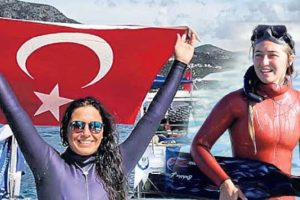 Şahika Erc&uuml;men ile Derya G&ouml;&ccedil;en birbirine girdi!