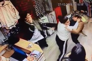 Kadınlar mağazada tekme tokat kavga etti