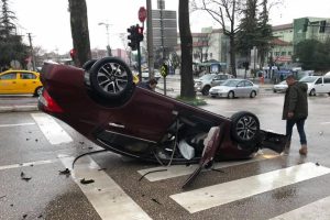 Bursa'da kaldırıma &ccedil;arpan ara&ccedil; takla attı! S&uuml;r&uuml;c&uuml;n&uuml;n burnu bile kanamadı