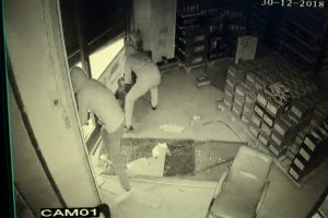 Sultangazi'deki ak&uuml; hırsızları kamerada