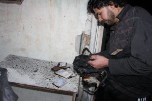 Suriyeli &ccedil;ift, yanan evde kimlik ve altın aradı