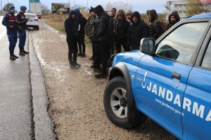 Jandarma en &ccedil;ok d&uuml;zensiz g&ouml;&ccedil;meni Edirne'de yakaladı