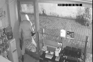 20 saniyede bilgisayar d&uuml;kkanından 3 laptop &ccedil;aldı