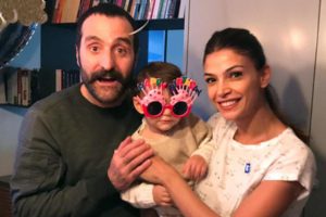 Eşine doğum g&uuml;n&uuml; s&uuml;rprizi yaptı