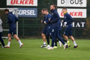 Fenerbah&ccedil;eli futbolcular laktat testinden ge&ccedil;irildi