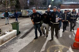 Polisten ka&ccedil;maya &ccedil;alışırken ayağını burkunca yakalandı