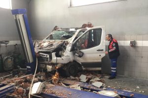 Kamyonet, iş yerinin duvarına &ccedil;arpıp i&ccedil;eri girdi: 2 yaralı