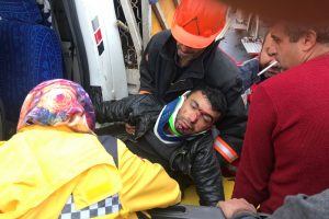 TIR'a &ccedil;arpan minib&uuml;s s&uuml;r&uuml;c&uuml;s&uuml; yaralandı