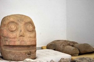 Tanrının, derisi y&uuml;z&uuml;lm&uuml;ş bir insan olarak tasvir edildiği ilk tapınak bulundu