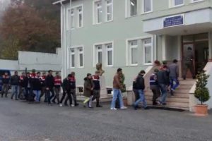 77 ka&ccedil;ak g&ouml;&ccedil;men yakayı ele verdi