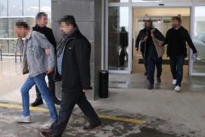 Manisa'da 'swinger' operasyonu: 6'sı kadın 18 g&ouml;zaltı