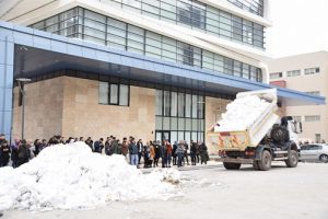 Rekt&ouml;rden &ouml;ğrencilere 2 kamyon dolusu kar s&uuml;rprizi