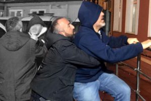 Balkondan atlayıp canını kurtardı! Dehşet anları bir saat s&uuml;rd&uuml;