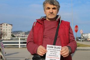 Sokaklara astığı ilanla eş arıyor