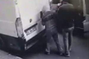 1 dakikada 17 koli ayakkabı &ccedil;aldılar