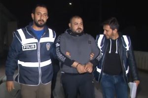 Demir &ccedil;ubukla d&ouml;v&uuml;p boğazını keserek &ouml;ld&uuml;rd&uuml;ler