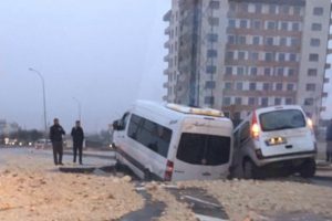 Yol &ccedil;&ouml;kt&uuml;, ara&ccedil;lar &ccedil;ukura d&uuml;şt&uuml;