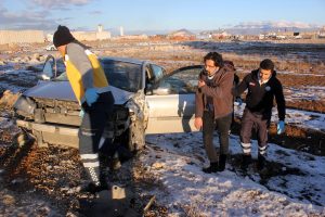 Takla atan otomobilden hafif sıyrıklarla kurtuldu