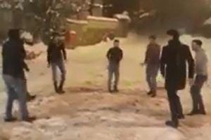 Bursa'da kar yağışını dans ederek karşıladılar