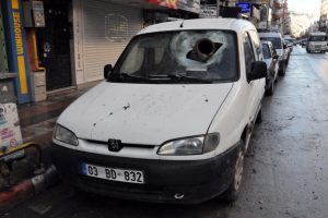 Fırtınanın u&ccedil;urduğu par&ccedil;a, aracın &ouml;n camına saplandı