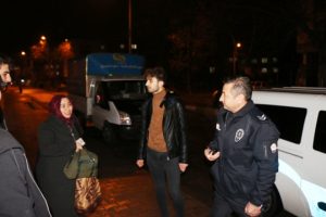 &Uuml;niversite &ouml;ğrencisi bulduğu para dolu &ccedil;antayı sahibine teslim etti