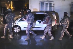 Bursa'da şafak vakti uyuşturucu operasyonu: 18 g&ouml;zaltı