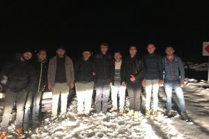 Bursa'da karda dağ başında mahsur kalan &ouml;ğretmeni k&ouml;yl&uuml;ler kurtardı