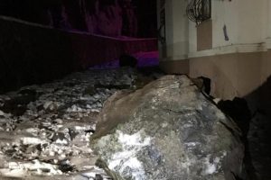 Yama&ccedil;tan kopan kayaların d&uuml;şt&uuml;ğ&uuml; 10 katlı binada risk s&uuml;r&uuml;yor