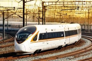 D&uuml;nyada ilk! 350 km hızla giden otomatik tren