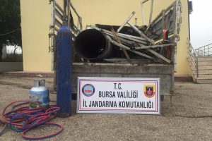 Bursa'da yol işaret tabelalarını oksijen t&uuml;p&uuml;yle kesip &ccedil;almaya &ccedil;alışan 5 kişi yakalandı