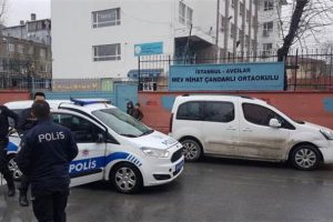 Ortaokulda dehşet! Arkadaşını bı&ccedil;akladı...