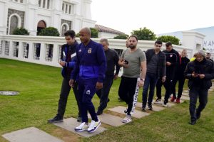 Cuma Namazı &ccedil;ıkışı Fenerbah&ccedil;eli futbolculara yoğun ilgi