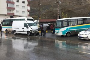 &Ouml;ğrenci servisi ile minib&uuml;s &ccedil;arpıştı: Yaralılar var