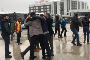 Otob&uuml;s şof&ouml;rleri ve &ouml;ğrenciler birbirine girdi!