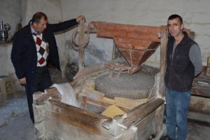 Dede yadigarı su değirmenini &ccedil;alıştırmak i&ccedil;in k&ouml;y&uuml;ne d&ouml;nd&uuml;