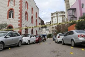 Cuma namazı &ccedil;ıkışı silahlı kavga!