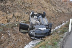 Su dolu &ccedil;ukura d&uuml;şen kadını, aynı yerde kaza yapan 2 gen&ccedil; kurtardı
