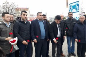 CHP'liler kazanın meydana geldiği yola karanfil bıraktı