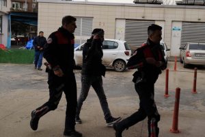 Bursa'da bı&ccedil;aklanan Suriyeli kuaf&ouml;r, polis otosuyla hastaneye g&ouml;t&uuml;r&uuml;ld&uuml;