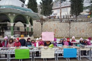 Camilerde Yemenlilere yardım i&ccedil;in kermes