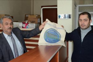 Belediye poşet kullanımını &ouml;nlemek i&ccedil;in 8 bin bez &ccedil;anta yaptırdı
