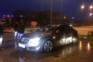 Kavşakta iki ara&ccedil; kafa kafaya &ccedil;arpıştı