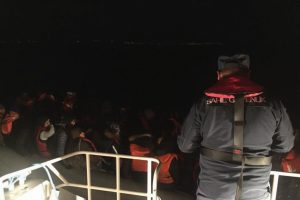 41'i &ccedil;ocuk 94 ka&ccedil;ak g&ouml;&ccedil;men yakalandı
