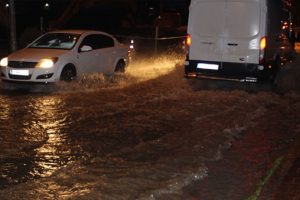 Adıyaman-Diyarbakır yolunu su bastı