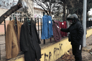 Bursa'da okul duvarına kışlık kıyafetler asıp, 'ihtiyacı olan alsın' notu bıraktı