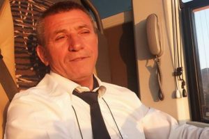 Şof&ouml;r direksiyonda kalp krizi ge&ccedil;irdi, faciadan kıl payı kurtuldular